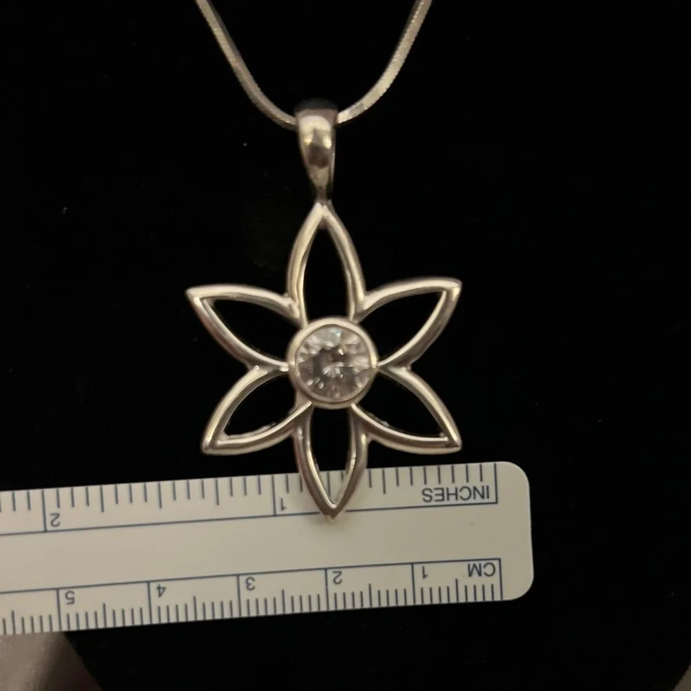 Silpada 925 sterling silver CZ Daisy Flower Floral Necklace Pendant S1195